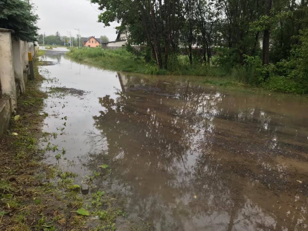 Mieszkańcy Tivoli nie mogą się doczekać na drogę. Osiedle wygląda jak 
