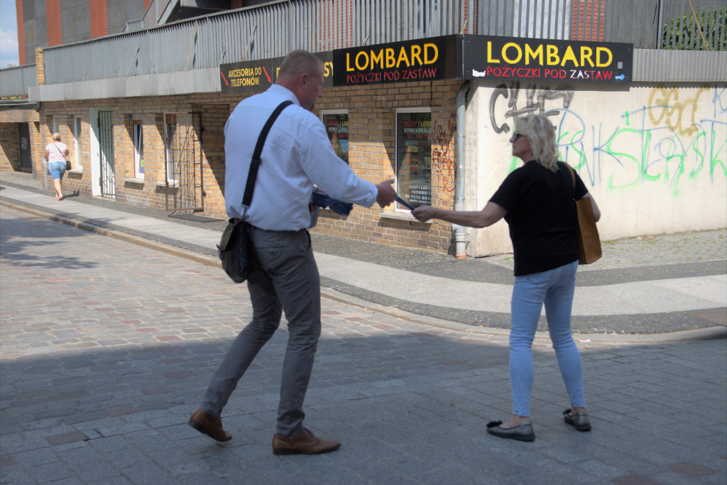 Posłowie Koalicji Obywatelskiej spotkali się dzisiaj z mieszkańcami Brzegu. Prowadzili agitację na ulicach miasta