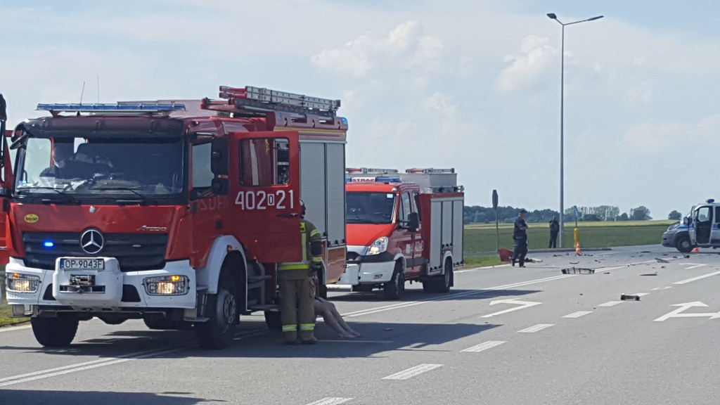 Zderzenie dwóch osobówek na obwodnicy Grodkowa. Hyundai z pasażerami dachował w polu