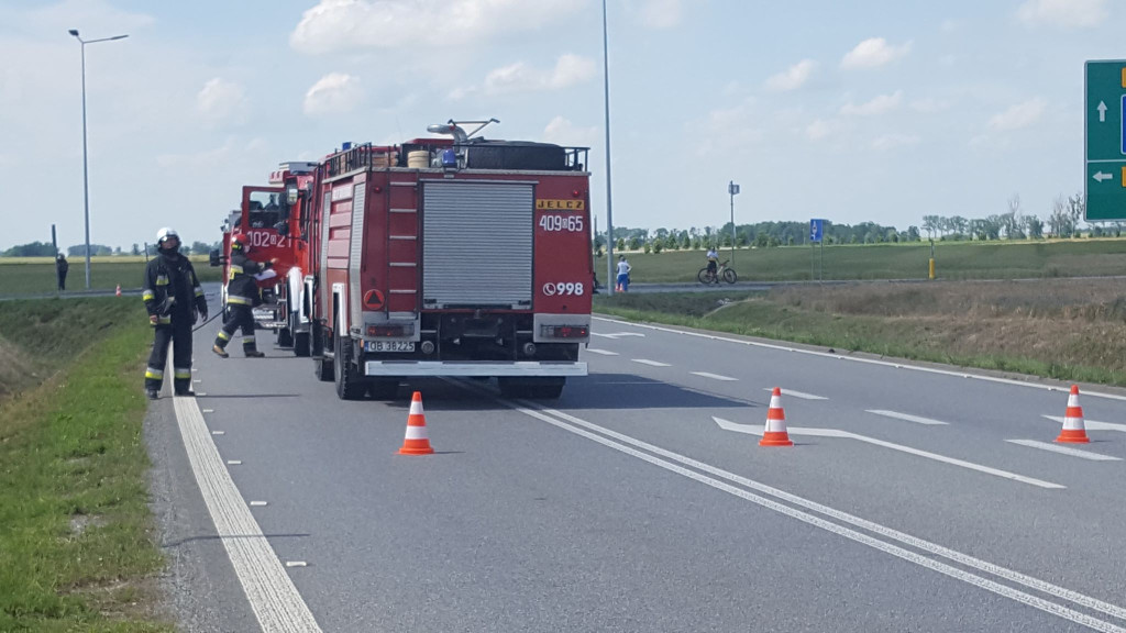 Zderzenie dwóch osobówek na obwodnicy Grodkowa. Hyundai z pasażerami dachował w polu