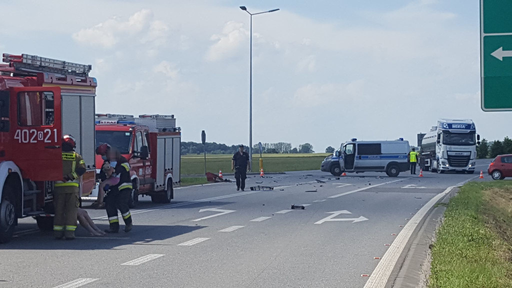 Zderzenie dwóch osobówek na obwodnicy Grodkowa. Hyundai z pasażerami dachował w polu