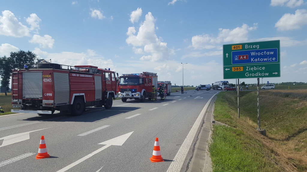 Zderzenie dwóch osobówek na obwodnicy Grodkowa. Hyundai z pasażerami dachował w polu