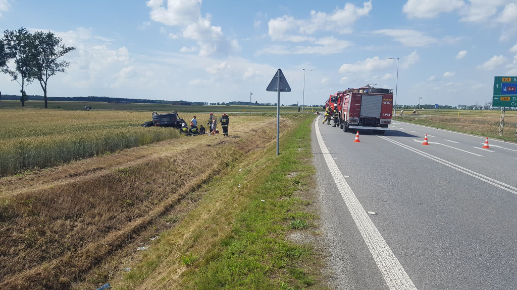 Zderzenie dwóch osobówek na obwodnicy Grodkowa. Hyundai z pasażerami dachował w polu
