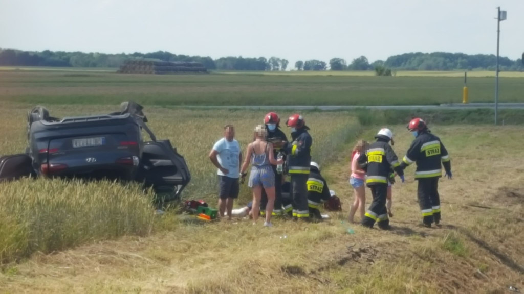 Zderzenie dwóch osobówek na obwodnicy Grodkowa. Hyundai z pasażerami dachował w polu