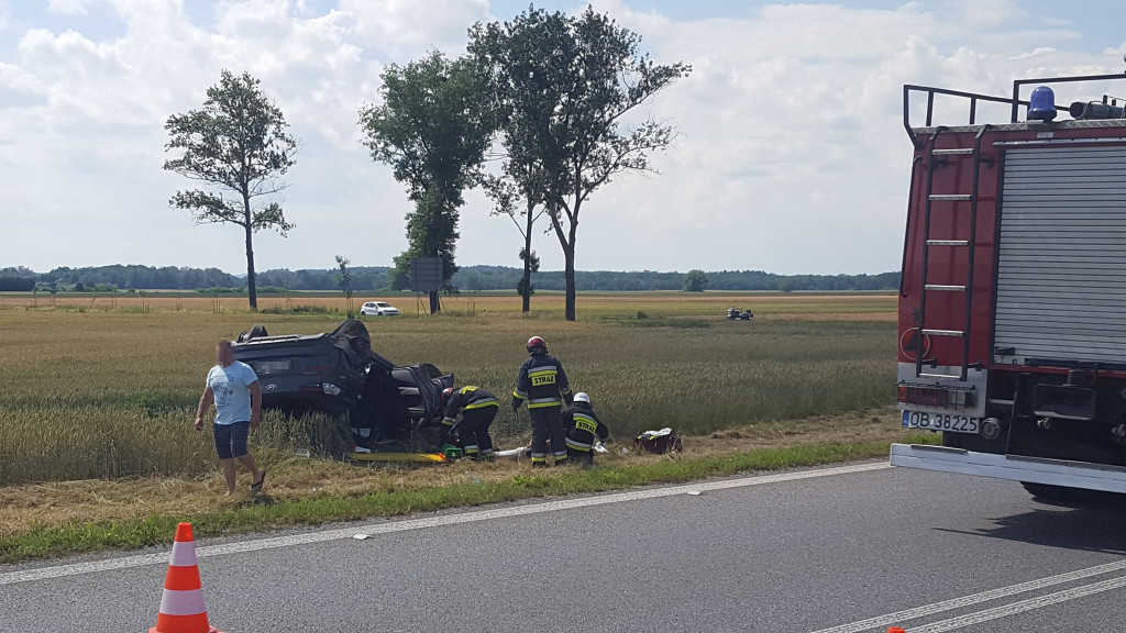 Zderzenie dwóch osobówek na obwodnicy Grodkowa. Hyundai z pasażerami dachował w polu