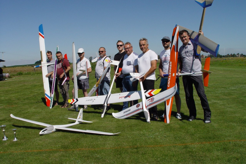 Zawody zdalnie sterowanych motoszybowców [fotogaleria]