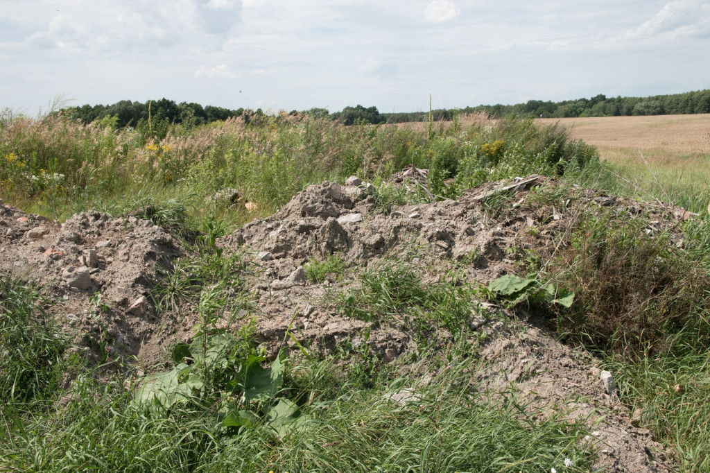 Po naszej publikacji wójt Andrzej Pulit nakazuje usunięcie gruzu. To dopiero wierzchołek wielkiej góry śmieciowej w Skarbimierzu, którą cyklicznie będziemy ujawniać