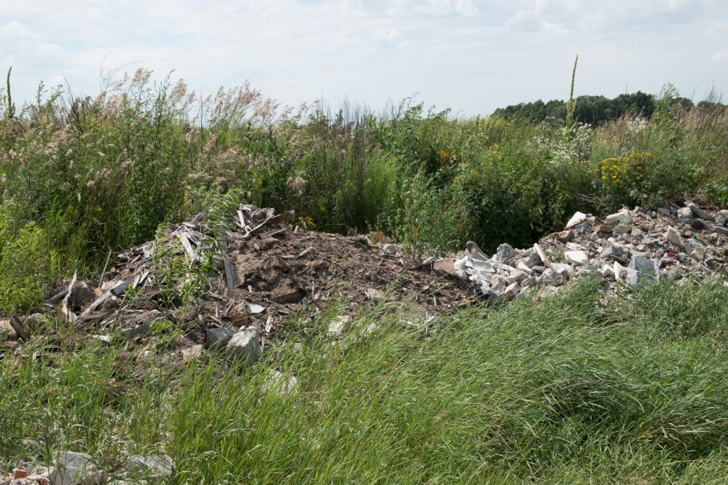 Po naszej publikacji wójt Andrzej Pulit nakazuje usunięcie gruzu. To dopiero wierzchołek wielkiej góry śmieciowej w Skarbimierzu, którą cyklicznie będziemy ujawniać