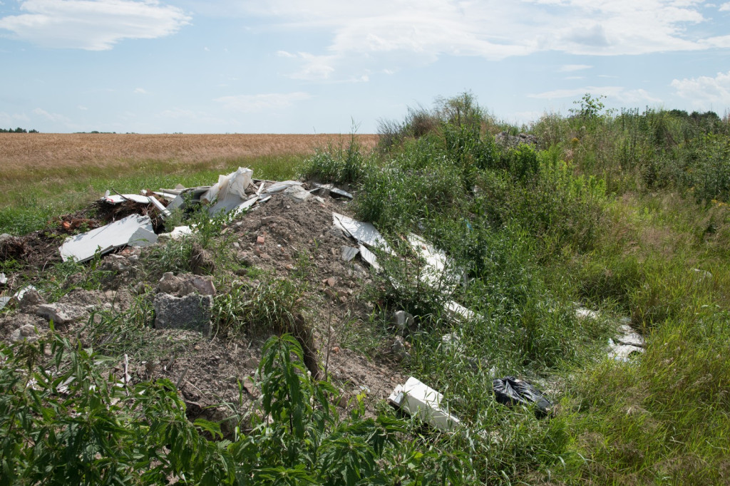 Po naszej publikacji wójt Andrzej Pulit nakazuje usunięcie gruzu. To dopiero wierzchołek wielkiej góry śmieciowej w Skarbimierzu, którą cyklicznie będziemy ujawniać