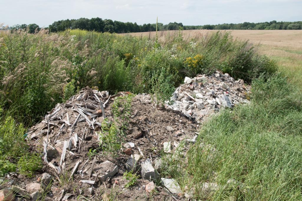 Po naszej publikacji wójt Andrzej Pulit nakazuje usunięcie gruzu. To dopiero wierzchołek wielkiej góry śmieciowej w Skarbimierzu, którą cyklicznie będziemy ujawniać