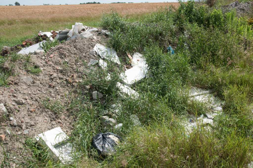 Po naszej publikacji wójt Andrzej Pulit nakazuje usunięcie gruzu. To dopiero wierzchołek wielkiej góry śmieciowej w Skarbimierzu, którą cyklicznie będziemy ujawniać