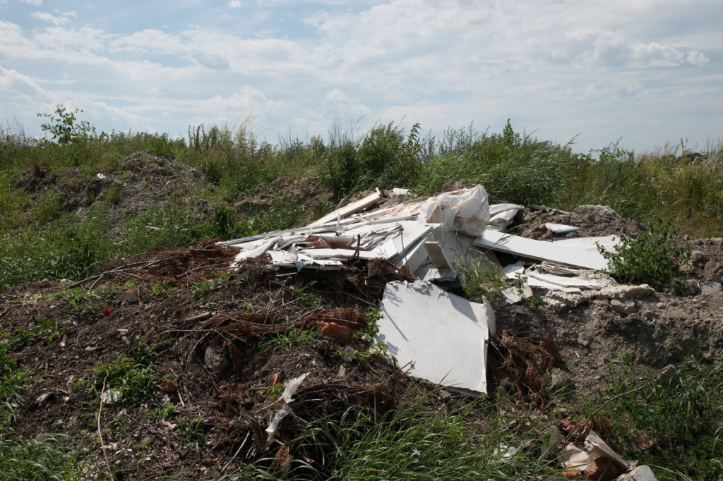 Po naszej publikacji wójt Andrzej Pulit nakazuje usunięcie gruzu. To dopiero wierzchołek wielkiej góry śmieciowej w Skarbimierzu, którą cyklicznie będziemy ujawniać