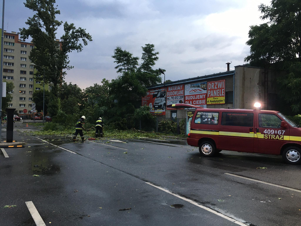 Zalane ulice, połamane drzewa i uszkodzony dach