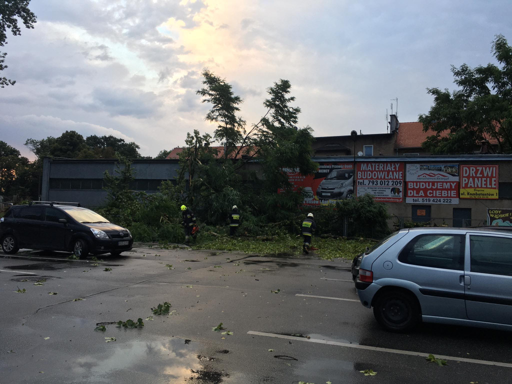 Zalane ulice, połamane drzewa i uszkodzony dach