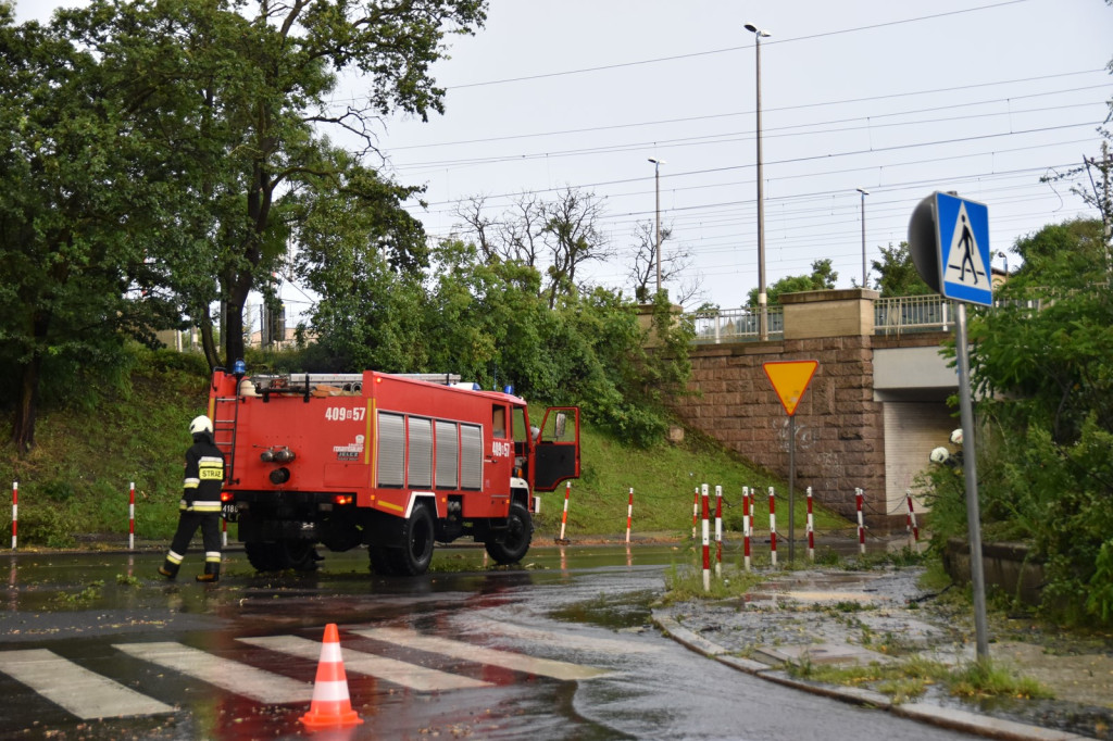 Zalane ulice, połamane drzewa i uszkodzony dach