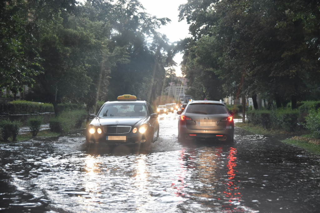 Zalane ulice, połamane drzewa i uszkodzony dach
