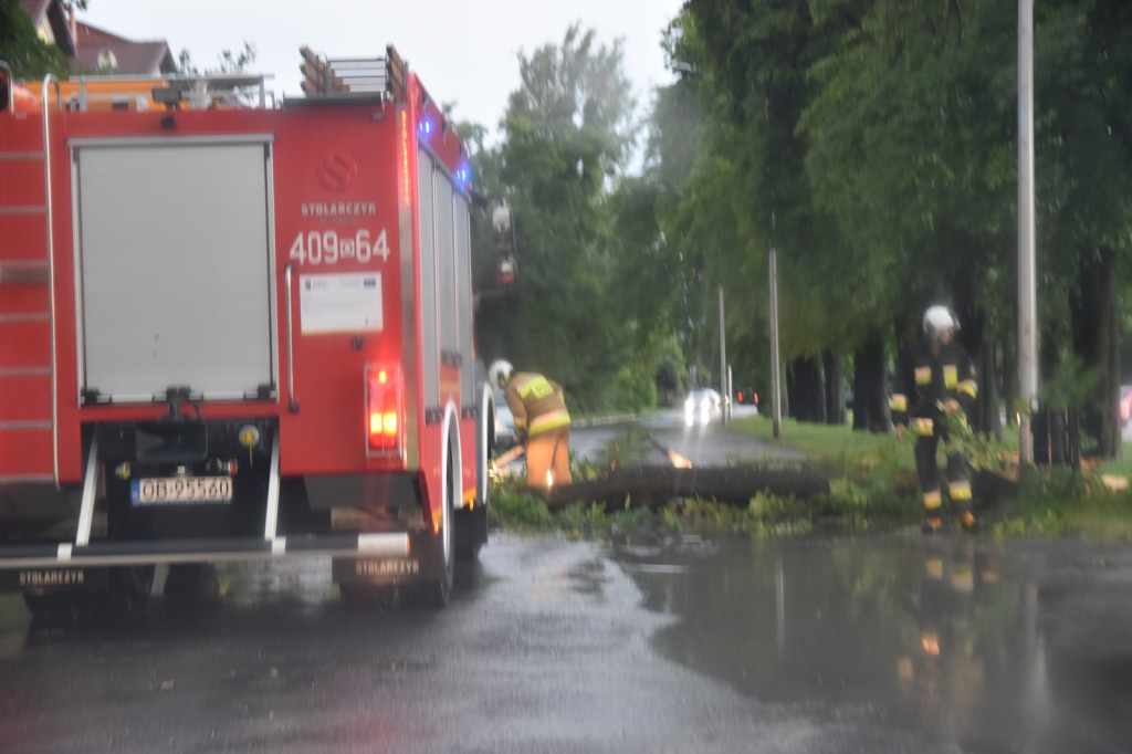 Zalane ulice, połamane drzewa i uszkodzony dach
