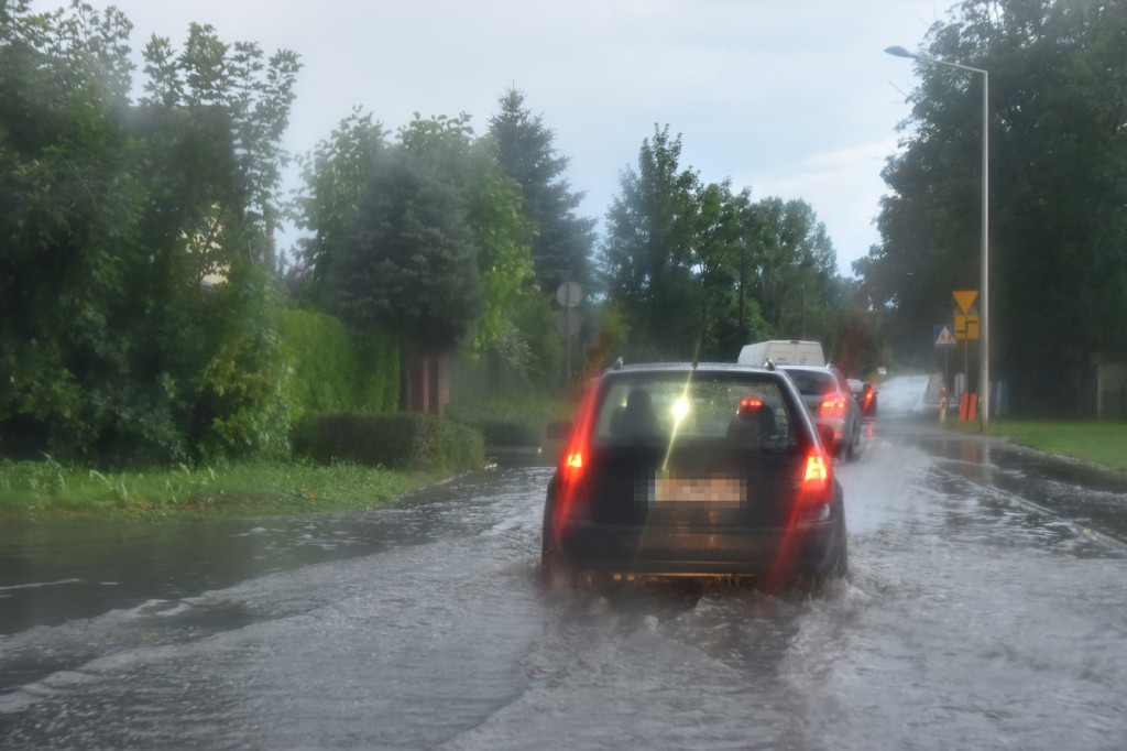 Zalane ulice, połamane drzewa i uszkodzony dach