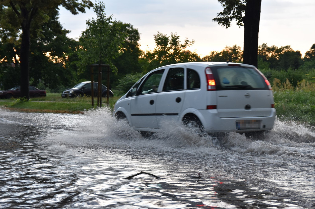 Zalane ulice, połamane drzewa i uszkodzony dach