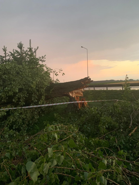 Zalane ulice, połamane drzewa i uszkodzony dach