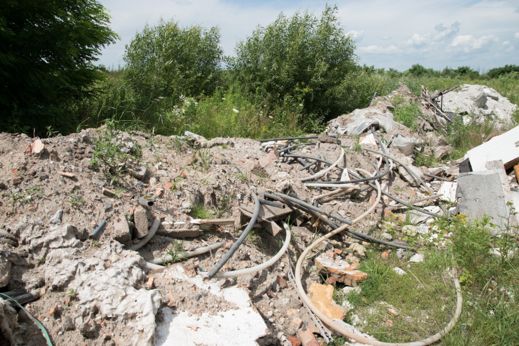 Kolejne tony nielegalnych odpadów w Skarbimierzu-Osiedle! Wójt Pulit i urzędnicy milczą