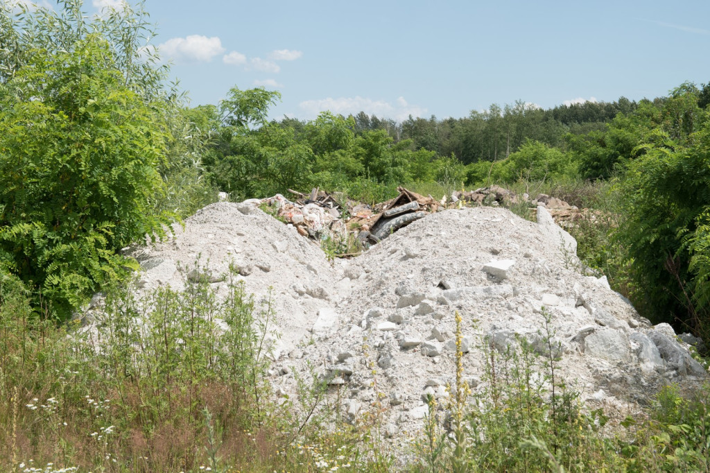 Kolejne tony nielegalnych odpadów w Skarbimierzu-Osiedle! Wójt Pulit i urzędnicy milczą