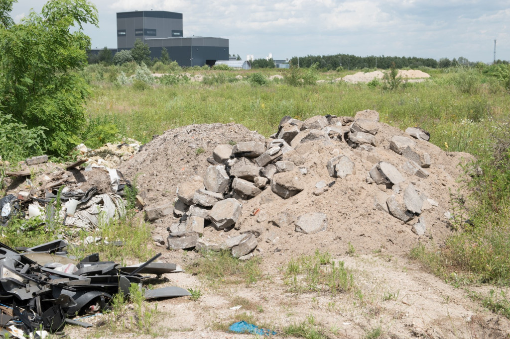 Kolejne tony nielegalnych odpadów w Skarbimierzu-Osiedle! Wójt Pulit i urzędnicy milczą