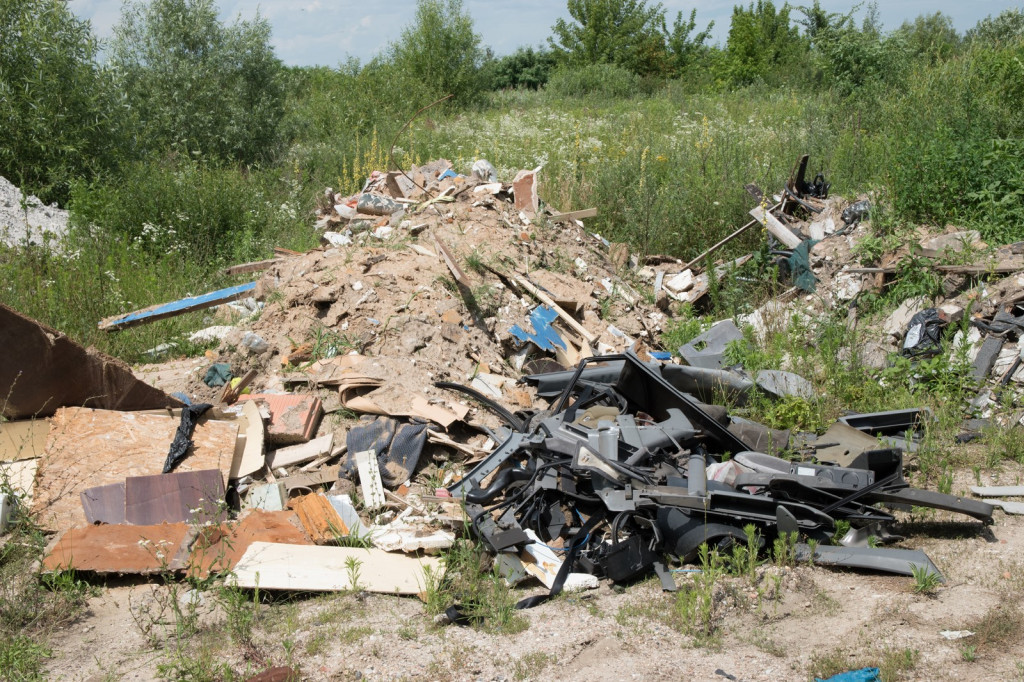 Kolejne tony nielegalnych odpadów w Skarbimierzu-Osiedle! Wójt Pulit i urzędnicy milczą