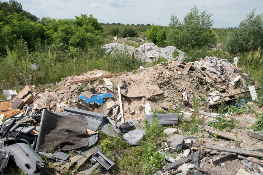 Kolejne tony nielegalnych odpadów w Skarbimierzu-Osiedle! Wójt Pulit i urzędnicy milczą