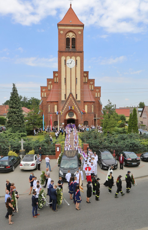 Parafianie i duchowni pożegnali księdza kanonika Antoniego Akińczę, wieloletniego proboszcza Mąkoszyc