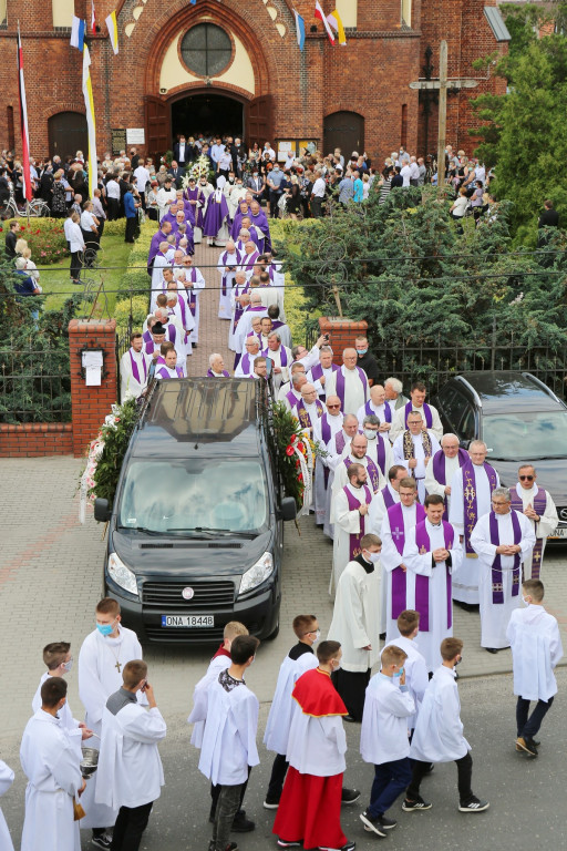 Parafianie i duchowni pożegnali księdza kanonika Antoniego Akińczę, wieloletniego proboszcza Mąkoszyc