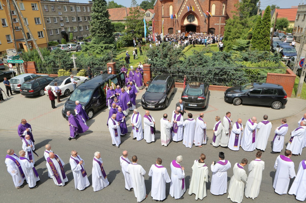 Parafianie i duchowni pożegnali księdza kanonika Antoniego Akińczę, wieloletniego proboszcza Mąkoszyc