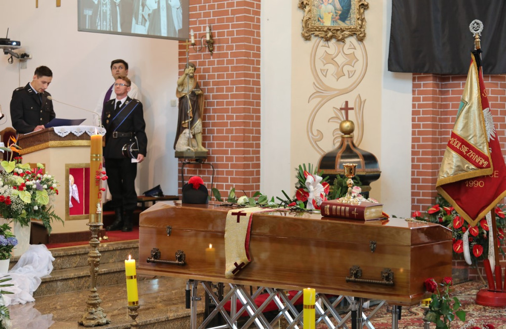 Parafianie i duchowni pożegnali księdza kanonika Antoniego Akińczę, wieloletniego proboszcza Mąkoszyc