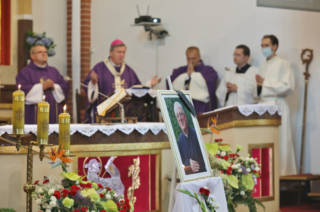 Parafianie i duchowni pożegnali księdza kanonika Antoniego Akińczę, wieloletniego proboszcza Mąkoszyc