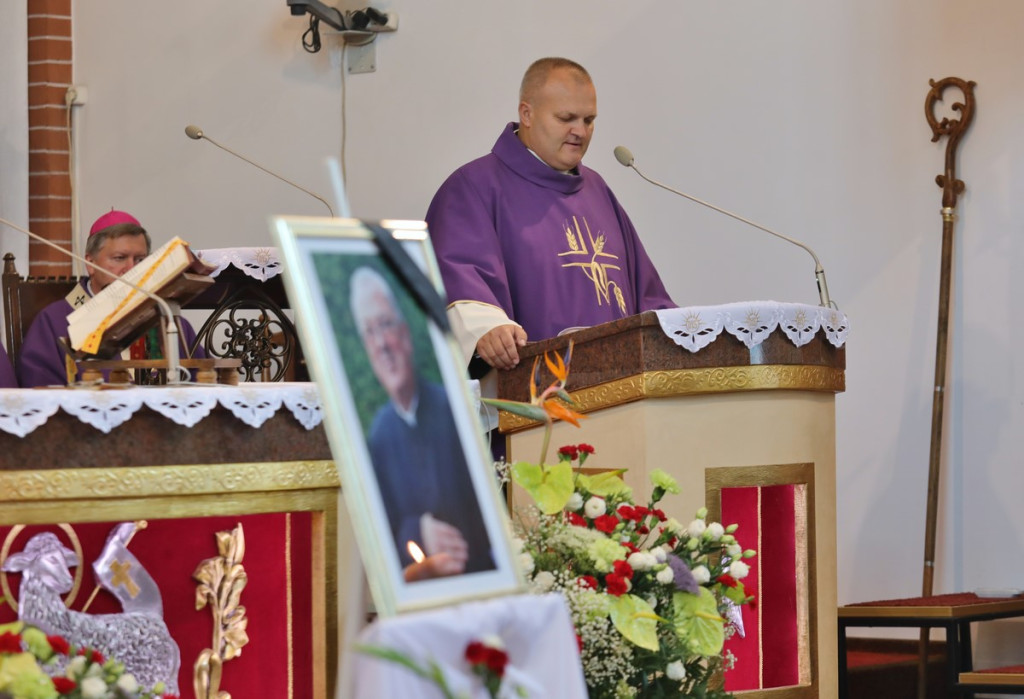 Parafianie i duchowni pożegnali księdza kanonika Antoniego Akińczę, wieloletniego proboszcza Mąkoszyc