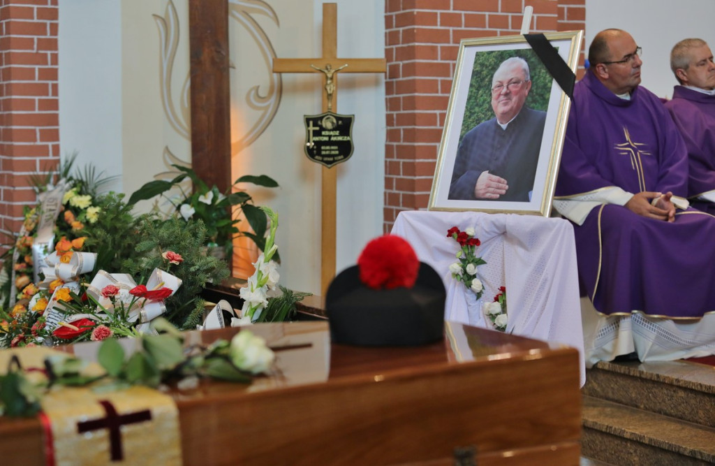 Parafianie i duchowni pożegnali księdza kanonika Antoniego Akińczę, wieloletniego proboszcza Mąkoszyc