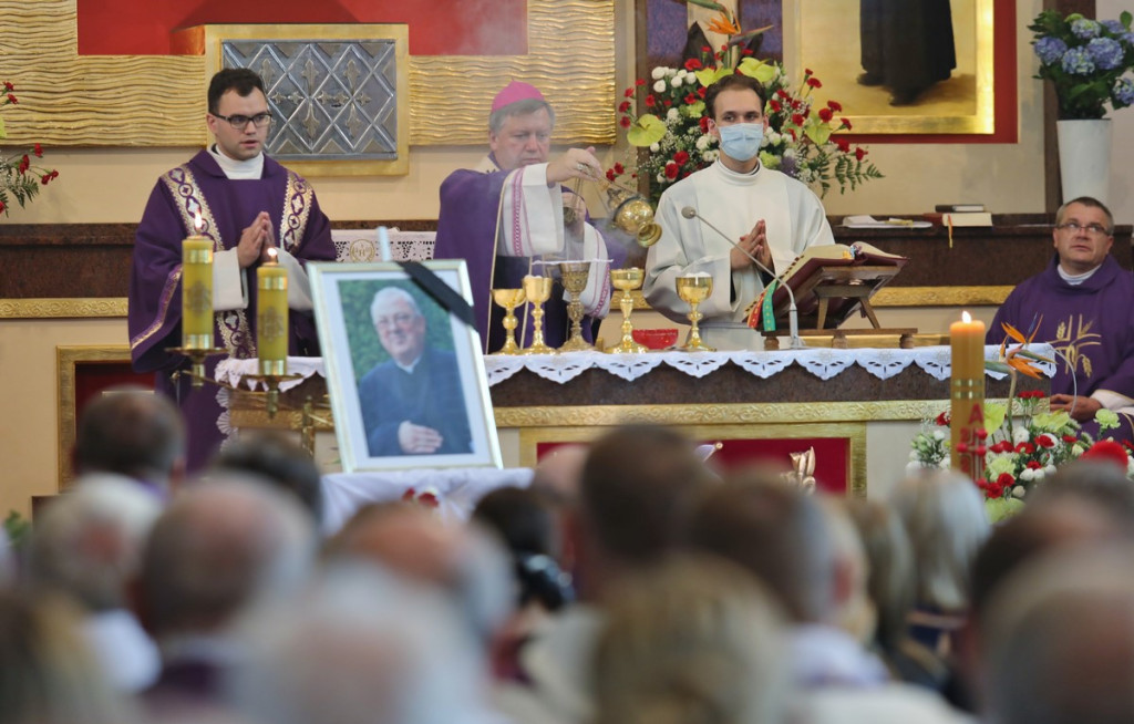 Parafianie i duchowni pożegnali księdza kanonika Antoniego Akińczę, wieloletniego proboszcza Mąkoszyc