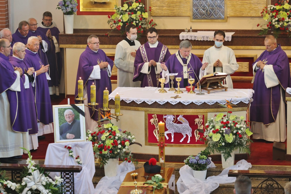 Parafianie i duchowni pożegnali księdza kanonika Antoniego Akińczę, wieloletniego proboszcza Mąkoszyc