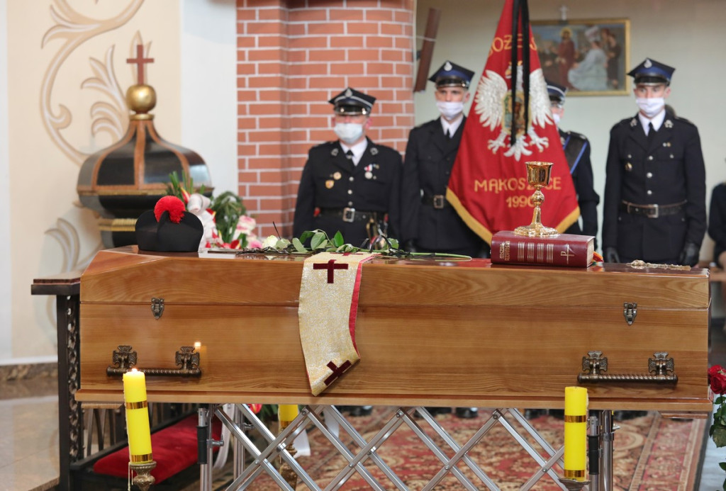 Parafianie i duchowni pożegnali księdza kanonika Antoniego Akińczę, wieloletniego proboszcza Mąkoszyc