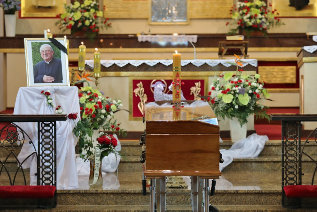 Parafianie i duchowni pożegnali księdza kanonika Antoniego Akińczę, wieloletniego proboszcza Mąkoszyc