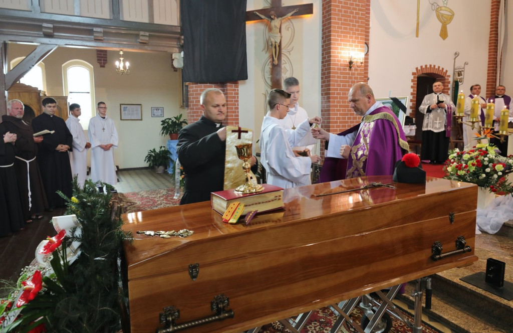 Parafianie i duchowni pożegnali księdza kanonika Antoniego Akińczę, wieloletniego proboszcza Mąkoszyc