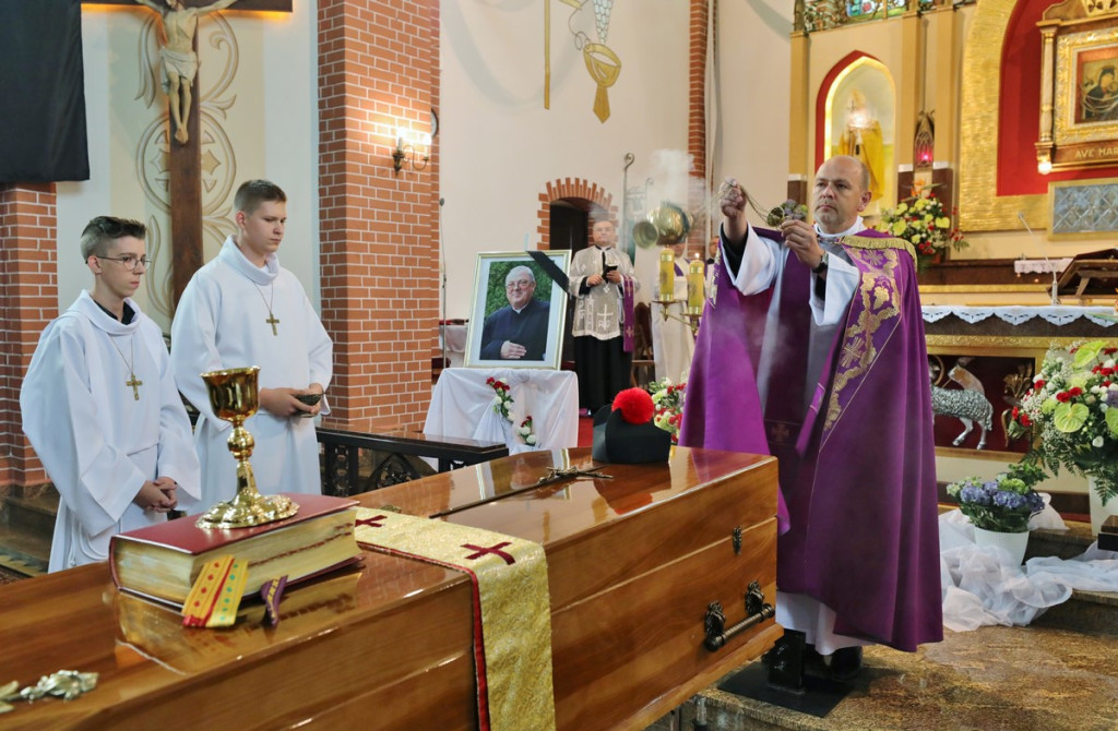 Parafianie i duchowni pożegnali księdza kanonika Antoniego Akińczę, wieloletniego proboszcza Mąkoszyc