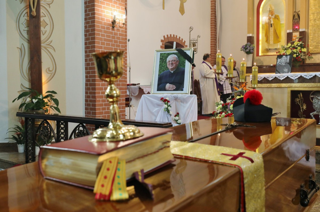 Parafianie i duchowni pożegnali księdza kanonika Antoniego Akińczę, wieloletniego proboszcza Mąkoszyc