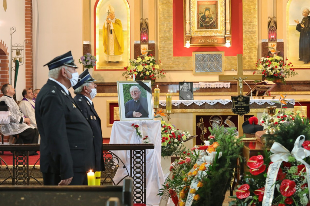 Parafianie i duchowni pożegnali księdza kanonika Antoniego Akińczę, wieloletniego proboszcza Mąkoszyc