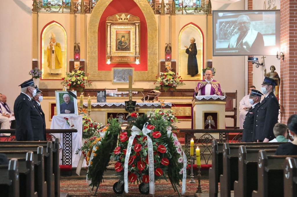 Parafianie i duchowni pożegnali księdza kanonika Antoniego Akińczę, wieloletniego proboszcza Mąkoszyc