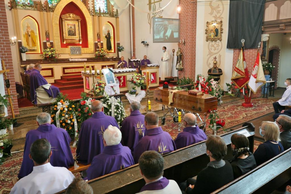 Parafianie i duchowni pożegnali księdza kanonika Antoniego Akińczę, wieloletniego proboszcza Mąkoszyc