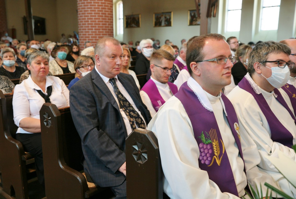 Parafianie i duchowni pożegnali księdza kanonika Antoniego Akińczę, wieloletniego proboszcza Mąkoszyc