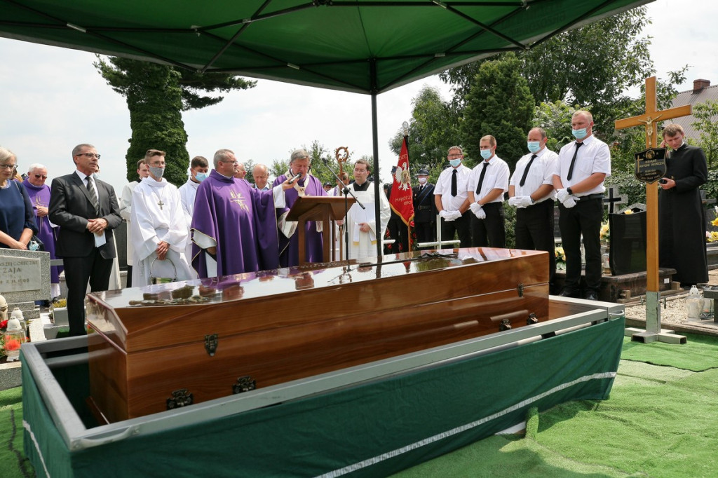 Parafianie i duchowni pożegnali księdza kanonika Antoniego Akińczę, wieloletniego proboszcza Mąkoszyc