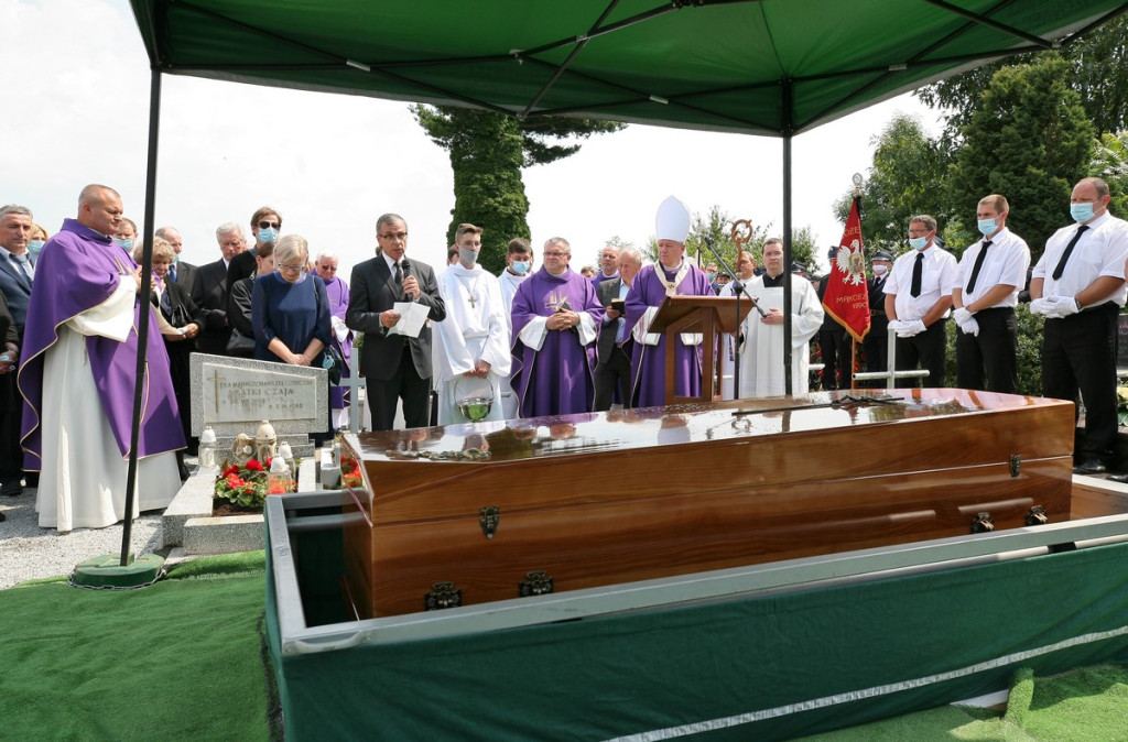 Parafianie i duchowni pożegnali księdza kanonika Antoniego Akińczę, wieloletniego proboszcza Mąkoszyc