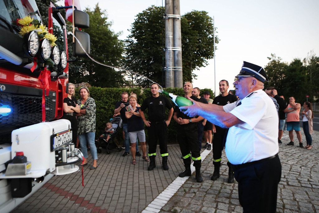 Nowy wóz bojowy dla OSP w Michałowicach [foto + wideo]